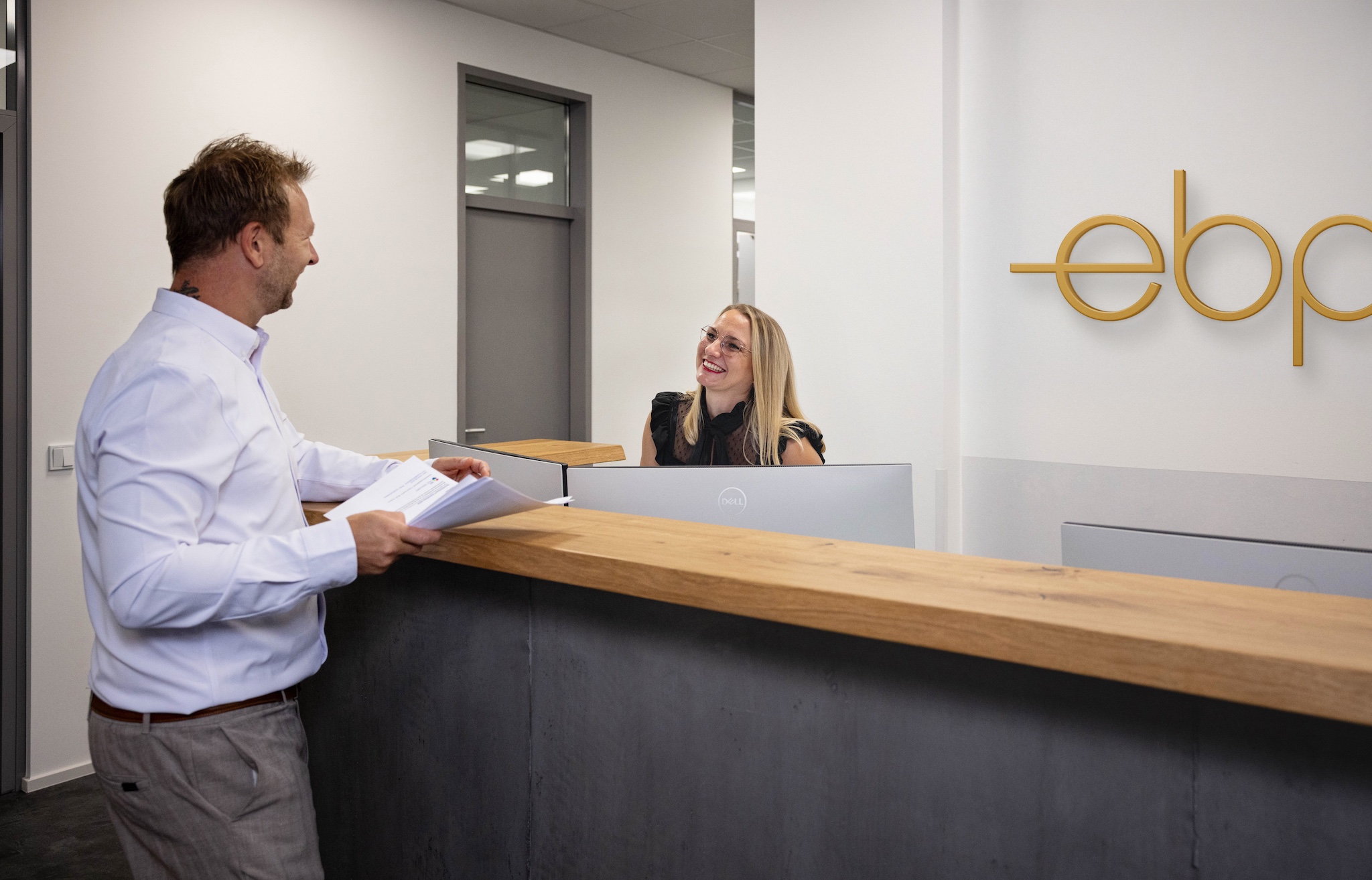 Ein Mitarbeiter ist an der Rezeption