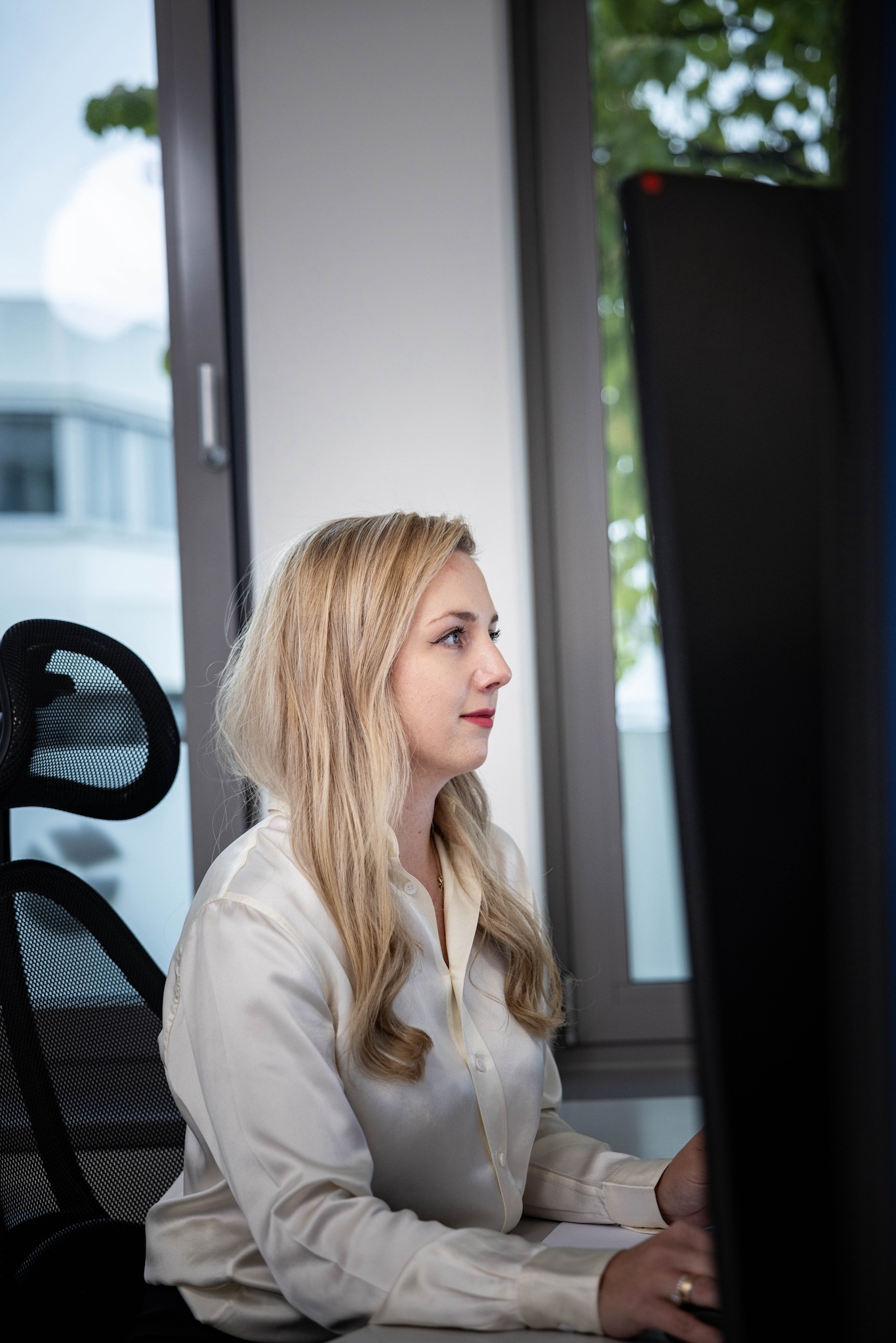 Mitarbeiterin am Arbeitsplatz